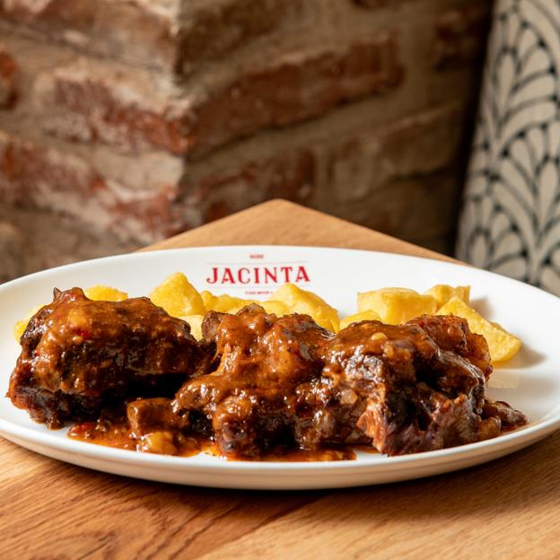 El rabo de toro de Jacinta, una de las especialidades de este restaurante madrileño. 