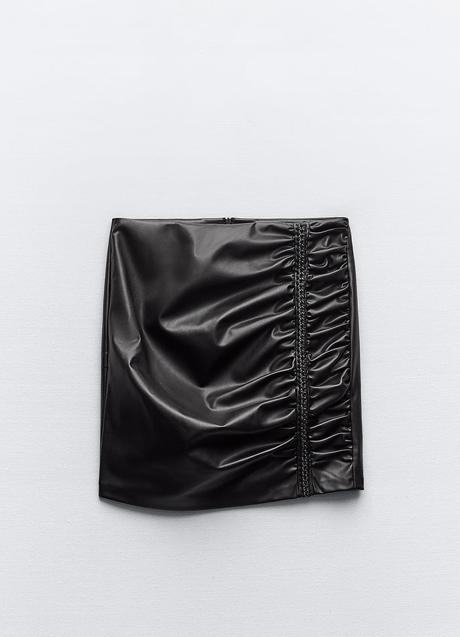 Mini falda de cuero de Zara (25,99 euros)