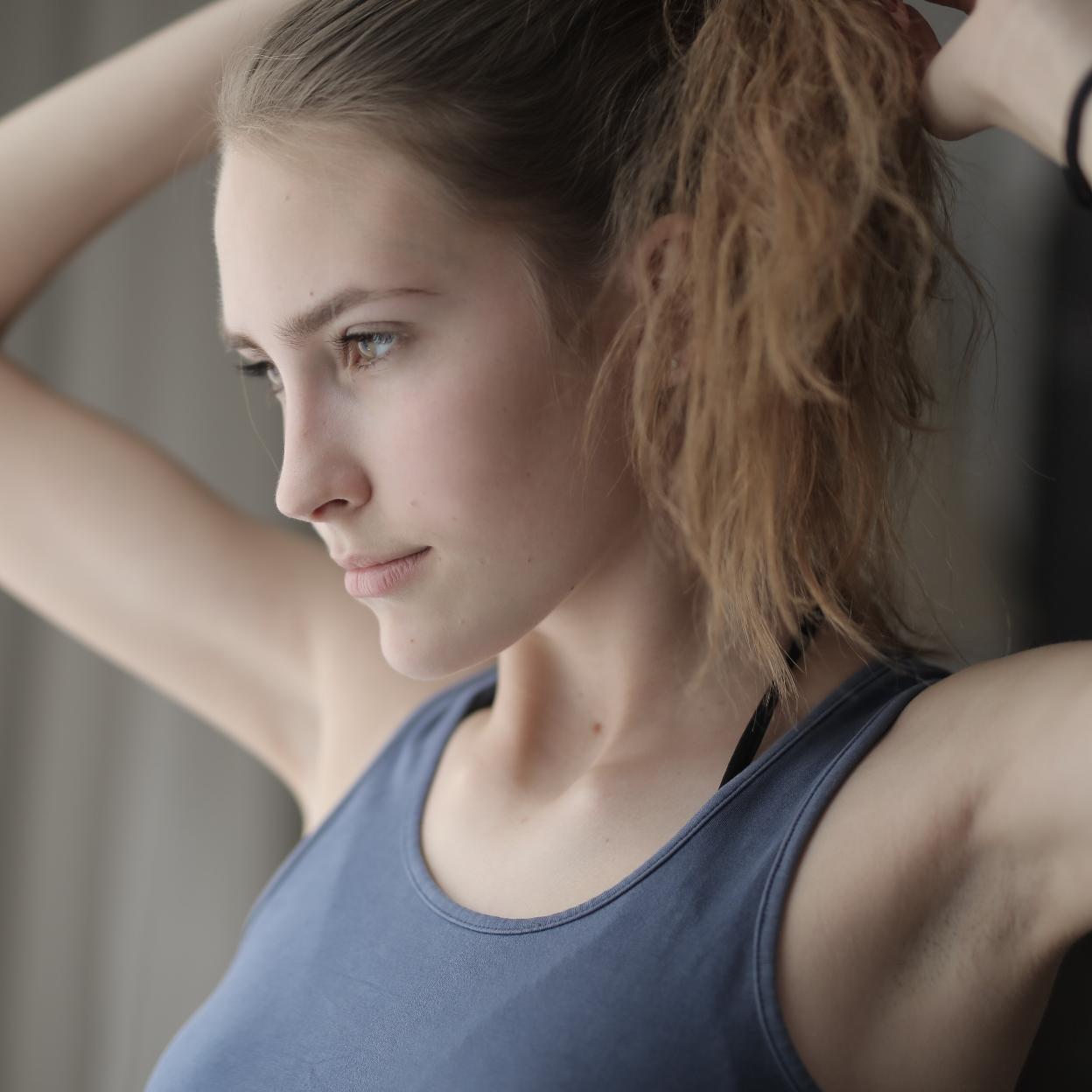 Mujer con ropa deportiva/pexels