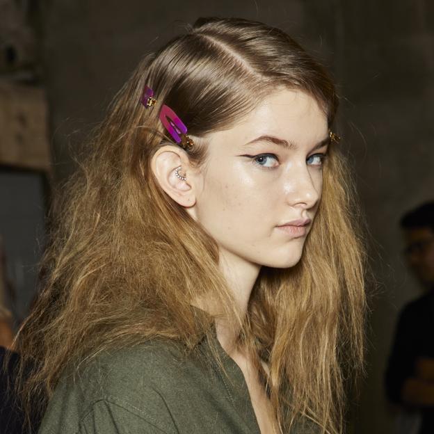 Una mujer con el cabello midi.