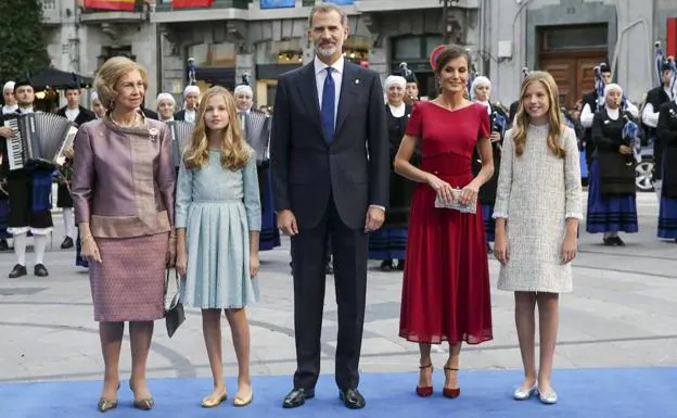 La reina Letizia con vestido rojo midi en los Premios Princesa de Asturias 2019.