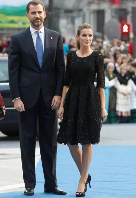 Doña Letizia con vestido negro bordado en los Premios Príncipe de Asturias 2010.