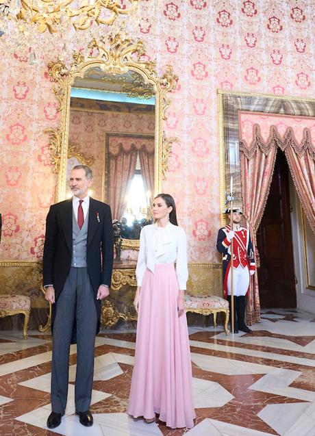 Los reyes españoles, en una de las imponentes estancias del Palacio Real de Madrid. (FOTO: LIMITED PICTURES)