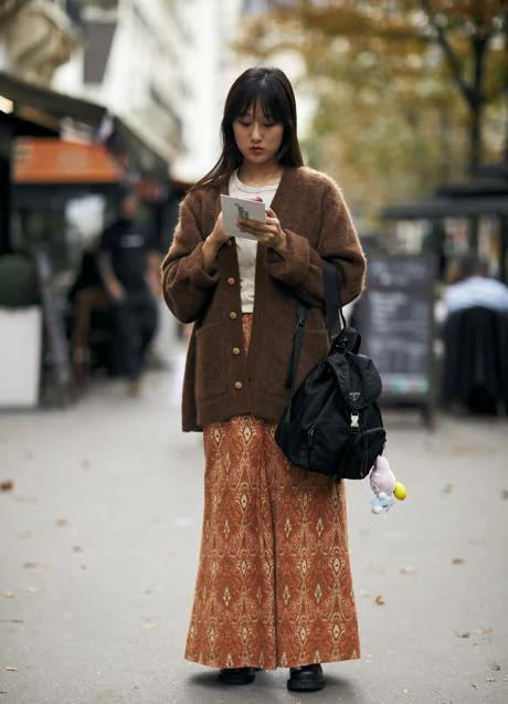 Una mujer con cárdigan oversize de punto. Foto: Launchmetrics spotlight