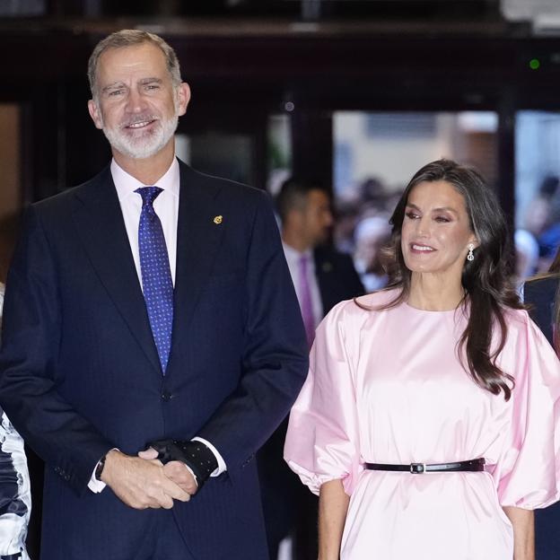 La reina Letizia sorprende con un look rosa escultural con mensaje oculto en el concierto de los Premios Princesa de Asturias 2023