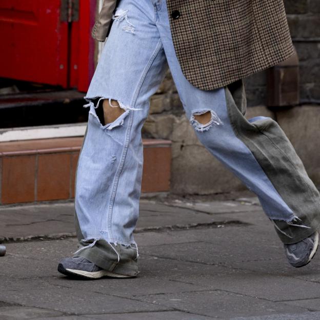 Zapatillas deportivas de marca en color gris que cuestan menos de 150 euros