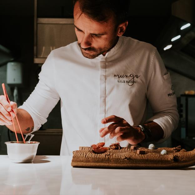 Borja Marrero, creador y responsable de MuXgo, elaborando uno de los entrantes de sus menús degustación. 