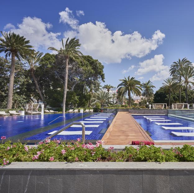 La zona de las piscinas del Santa Catalina, a Royal Hideawya, uno de los mejores restaurantes de Las Palmas de Gran Canaria.