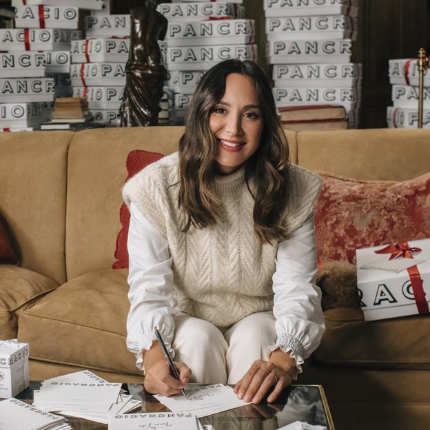 Tamara Falcó firmando su selección especial de chocolates Pancracio, que incluye una tableta con un ingrediente inesperado. 