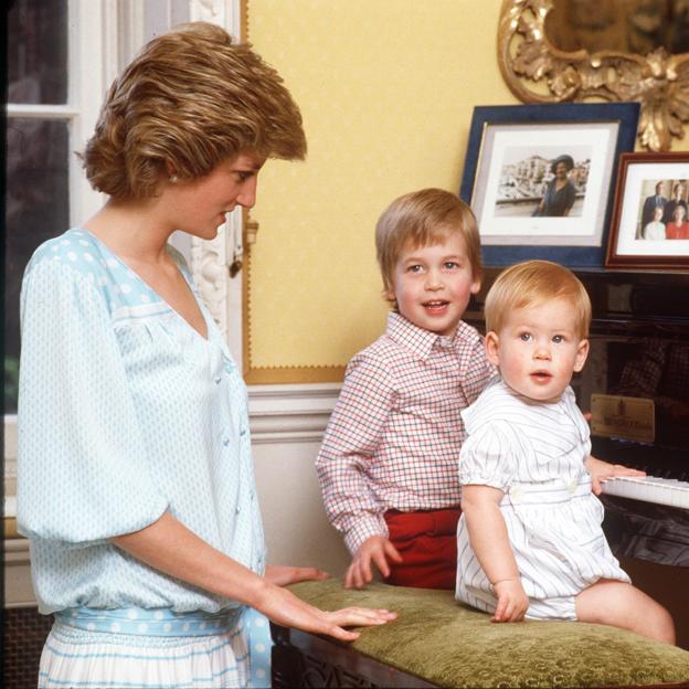 Los príncipes Guillermo y Harry con su madre, la princesa Diana de Gales. 