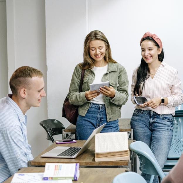 Estudiantes universitarios reunidos