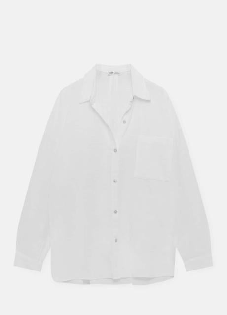 Camisa blanca oversize de Pull&Bear, 22,99 euros.