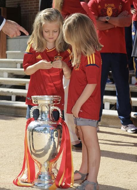 Leonor y Sofía, vestidas con la camiseta roja de la selección de fútbol española, en Zarzuela, en 2012. (FOTO: D.R.)