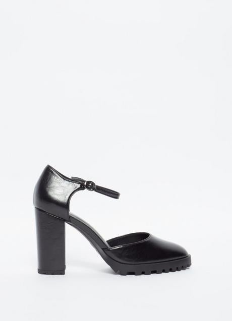 Zapatos negros de tacón de Sfera (22,99 euros)