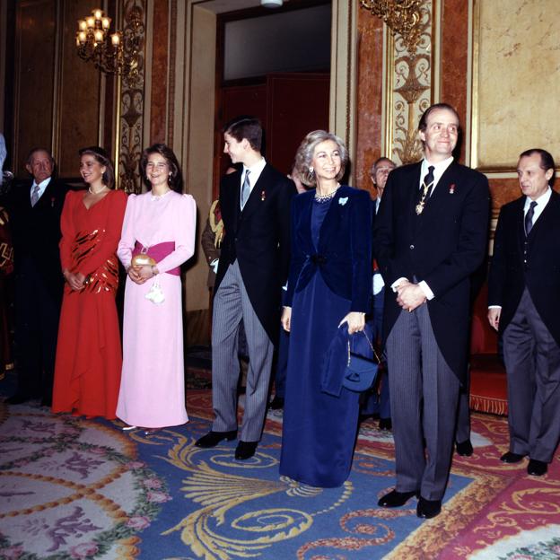 Posado de familia al terminar la jura de la Constitución de Felipe de Borbón, en 1986. En los extremos de la foto vemos al conde de Barcelona, don Juan de Borbón, y a Sabino Fernández Campos, jefe de la Casa Real, detrás del rey Juan Carlos. 