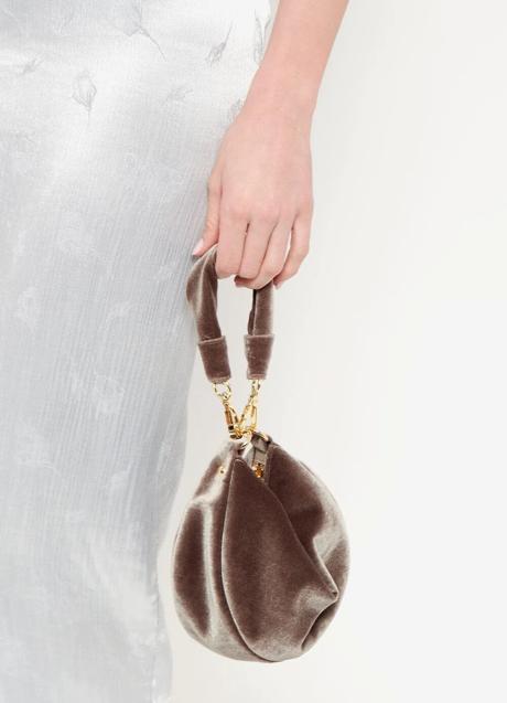 Bolso mini con hebillas en dorado de The Bag Lab. Foto: Es Fascinante.