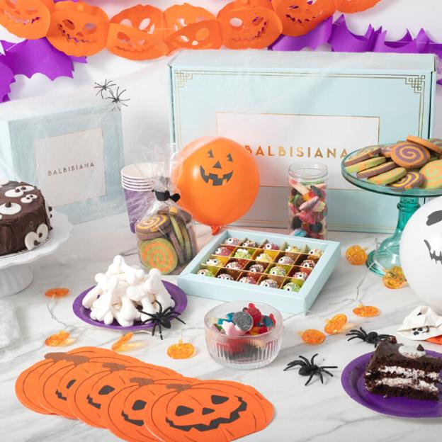 La caja para celebrar Halloween con la que Balbisiana te proporciona todo lo que necesitas para tu fiesta: dulces, decoración y menaje.