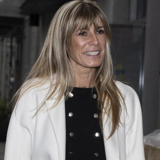 Begoña Gómez copia a la reina Letizia con el abrigo blanco más elegante que puedes comprar en Massimo Dutti