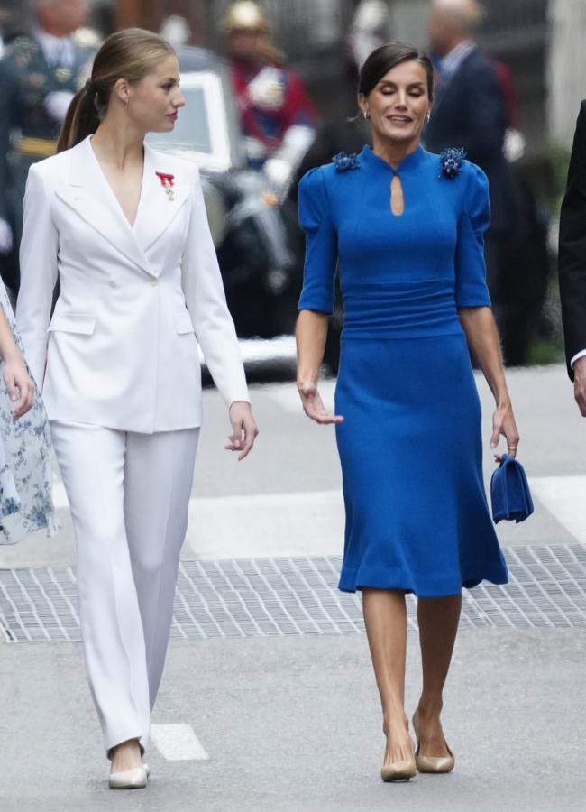 Leonor y Letizia, minutos antes de la jura de la Constitución. / LIMITED PICTURES