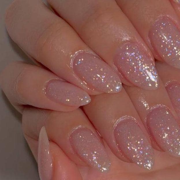 Manicure con glitter para uñas, así puedes lucir la tendencia del