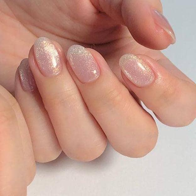 Manicure con glitter para uñas, así puedes lucir la tendencia del
