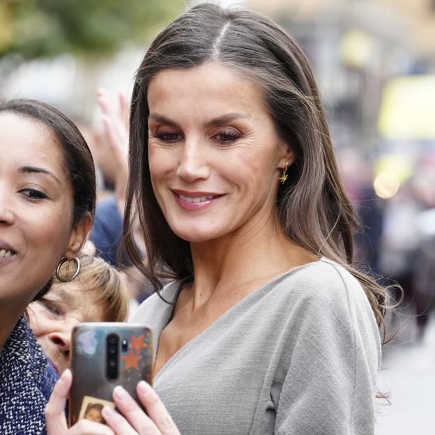 La reina Letizia sorprende en Tudela con un look de diario todoterreno con vestido drapeado y botas negras perfecto para el invierno