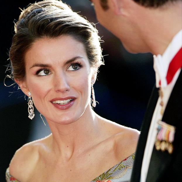 El espectacular debut de Letizia en Copenhague hace 19 años: miradas de amor, vestidazo rojo y ruptura con Lorenzo Caprile