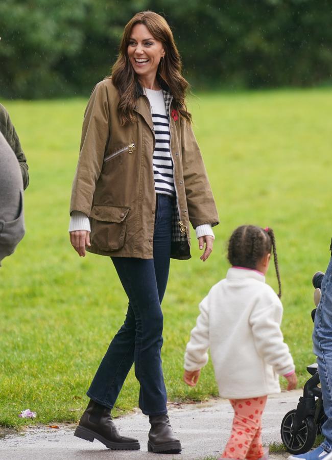 Kate Middleton en Amos Grove con las botas marrones. / GTRES