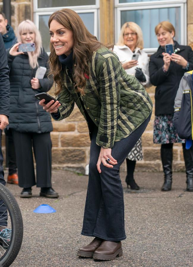 Kate Middleton en Escocia con unos botines marrones. / GTRES