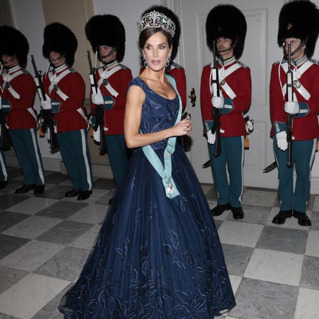 La reina letizia, a su llegada al palacio de Christianborg, donde la reina Margarita ofreció una cena de gala en honor de los reyes españoles. 