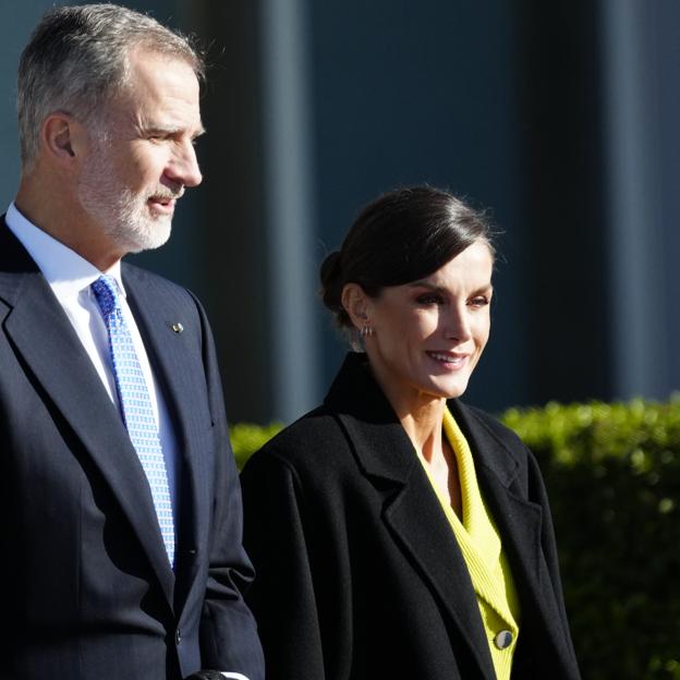 El look de aeropuerto sorpresa de la reina Letizia: se va a Dinamarca con la blazer más original de su armario