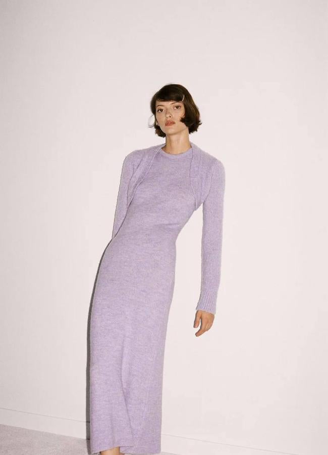 Look de punto con vestido y manguitos en tono morado pastel