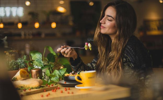 Mujer disfruta de una comida saludable.