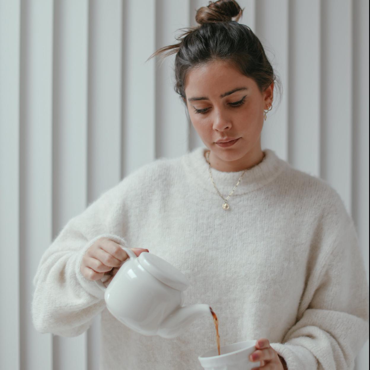 Joven tomando una infusión/pexels