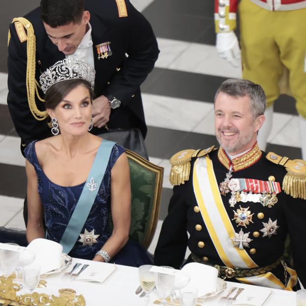 La reina Letizia y el príncipe heredero Federico se divirtieron de lo lindo durante la cena de gala que ofreció la reina Margarita de Dinamarca en el Palacio de Christianburg, en Copenhague. 