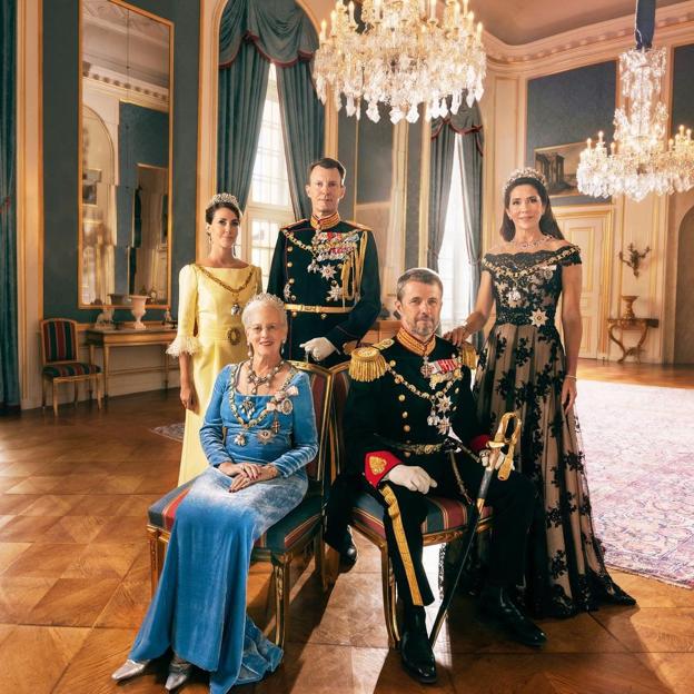 Uno de los últimos posados oficiales de la reina Margarita junto a sus hijos, los príncipes Federico y Joaquín, y sus respectivas esposas. 