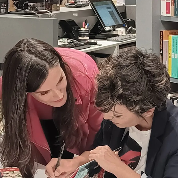 La visita sorpresa de la reina Letizia para apoyar a su amiga Sonsoles Ónega en El Corte Inglés de Callao: lágrimas, emoción y un cariño incondicional