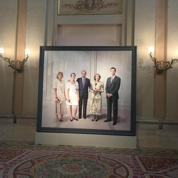 Retrato de Antonio López 'La Familia de Juan Carlos I' expuesto en el Palacio Real de Madrid