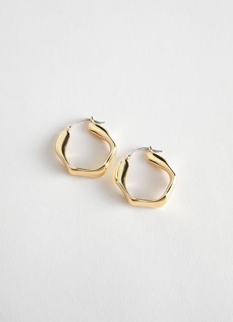 Pendientes dorados de & Other Stories (19,95 euros)