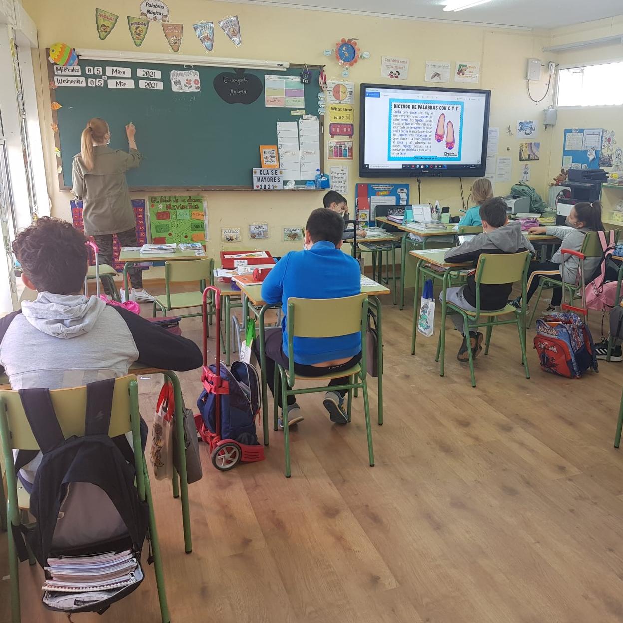 La escuela de Driebes, en la que están escolarizados este curso 19 alumnos, pertenece a la red Escuelas Conectadas, una iniciativa de red.es para dotar a los centros educativos españoles de banda ancha ultrarrápida. Hace seis años estuvo a punto de cerrar porque no llegaba al ratio de alumnos exigido./telefónica