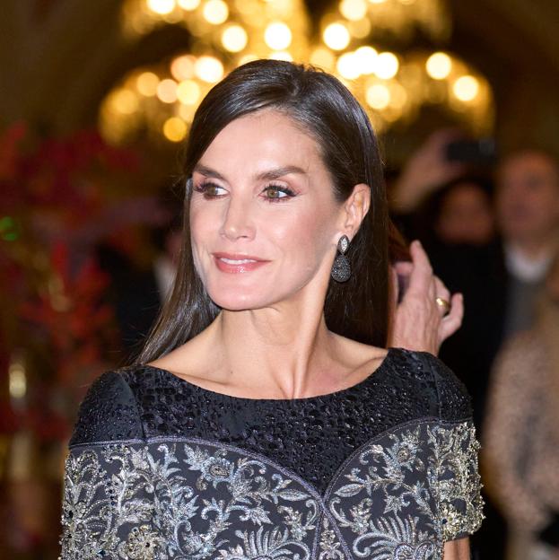 Los cinco mejores looks de la reina en los Premios Francisco Cerecedo: del polémico vestido mini al último look de Felipe Varela