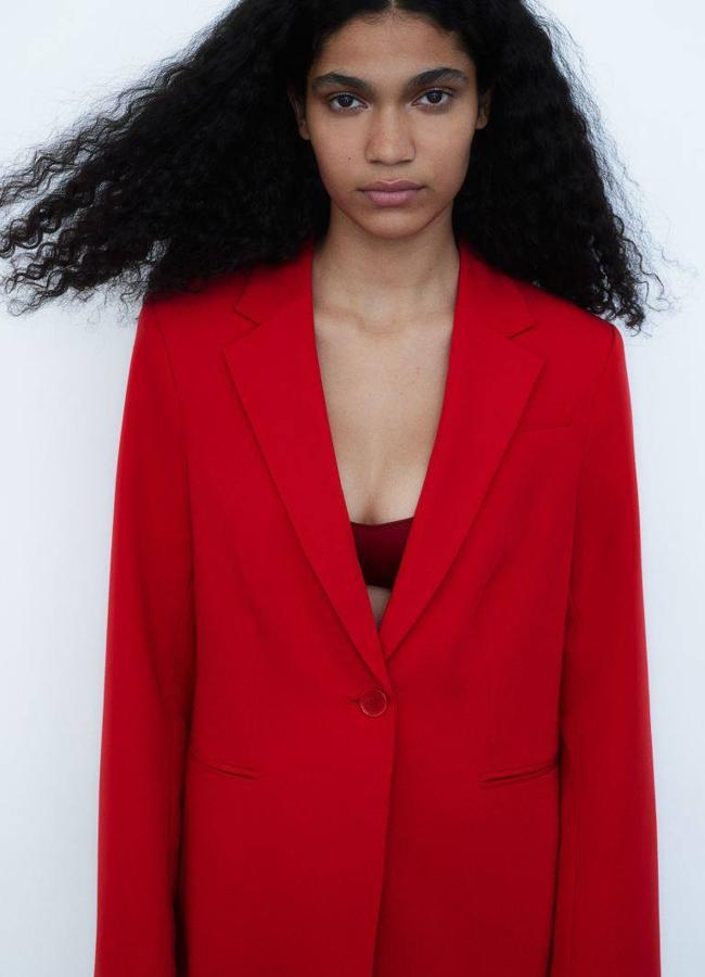 Traje rojo sencillo