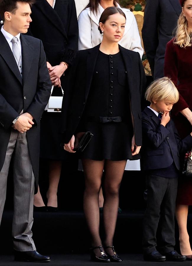 Alexandra de Hannover con su total look negro. / GETTY