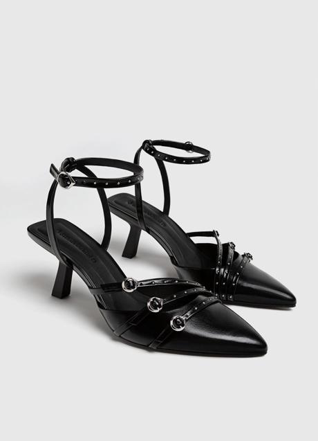 Zapatos negros de Stradivarius (29,99 euros)