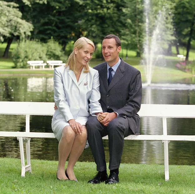 Mette Marit y el príncipe Haakon en el Palacio Real de Oslo. 