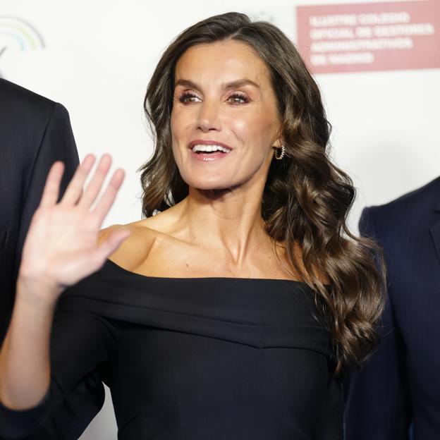 La reina Letizia impacta con su mejor vestido negro: presume de tipazo con este look tan espectacular