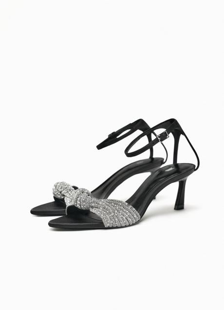 Sandalias de tacón de Zara (49,99 euros)