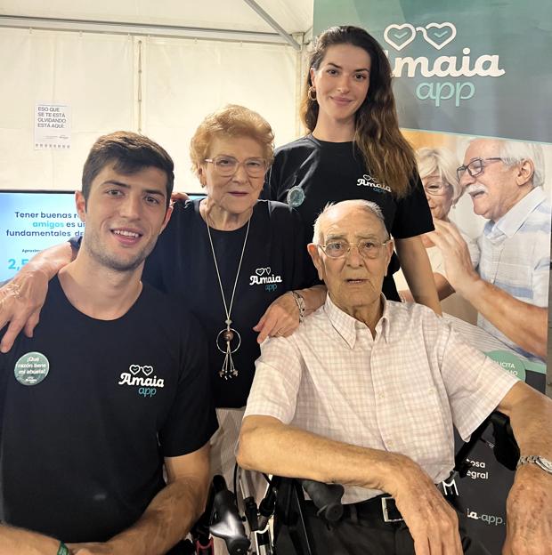 Alberto y Lucía Villanueva, los creadores de Amaia App, junto con sus abuelos maternos María y Pepe, que fueron la inspiración para crear la plataforma.