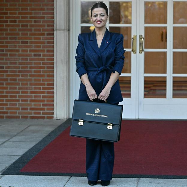 Sira Rigo con traje de Mattui en el primer Consejo de Ministros en La Moncloa.