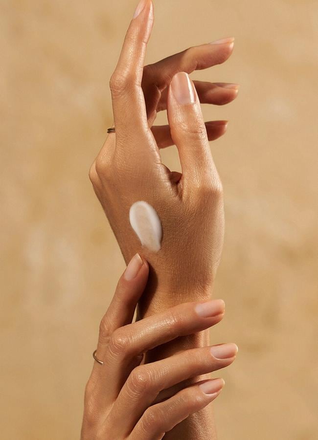 Crema de manos de Moroccanoil con textura ligera. Foto: Sephora.